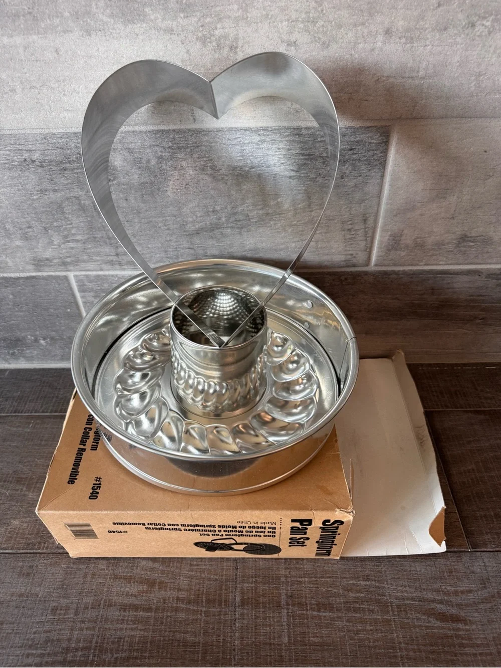 The Pampered Chef 1540 Round Non-Stick Springform Pan Set Heart Included